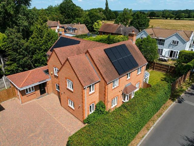 House for sale in Crookham Village, Hart
