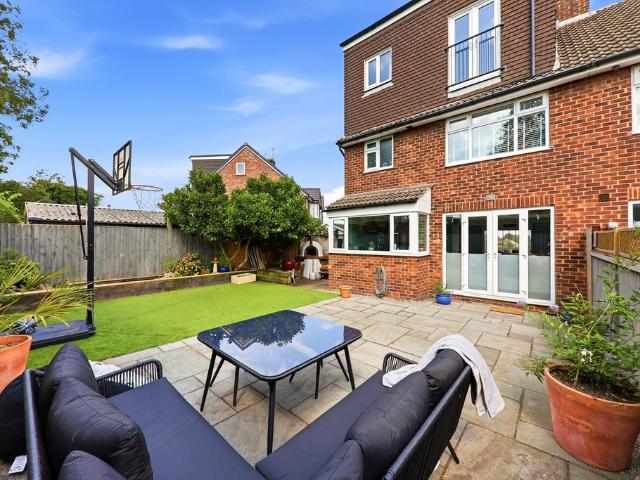 House for sale in Farsley, West Yorkshire