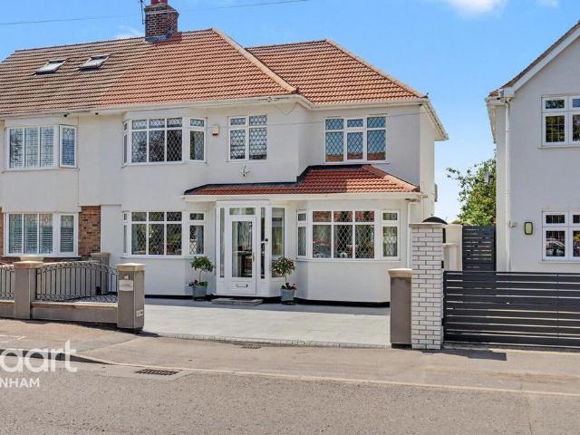 House for sale in Rainham, Greater London