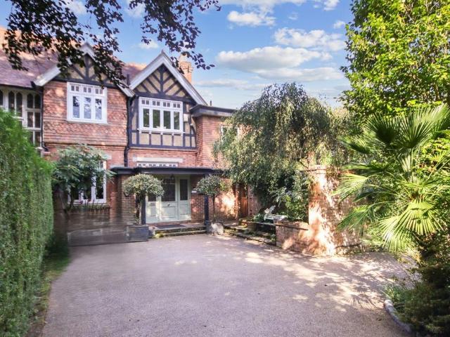 House for sale in Hillview, Surrey