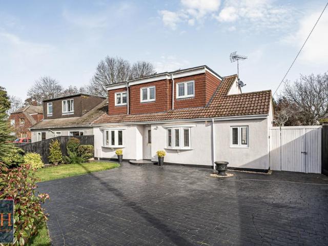 House for sale in Heol-las, Surrey