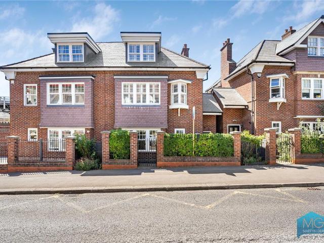 House for sale in Mill Hill, Greater London
