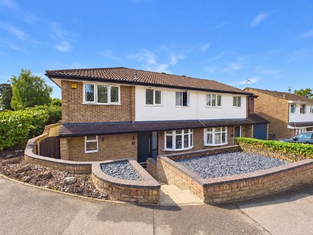 House for sale in Owlsmoor, Sandhurst