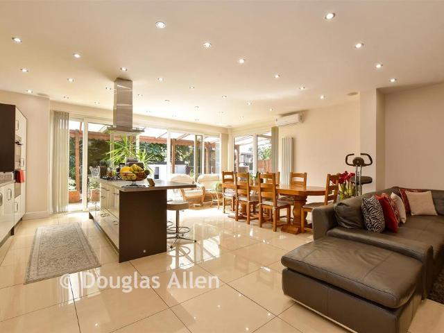 House for sale in Gants Hill, Greater London