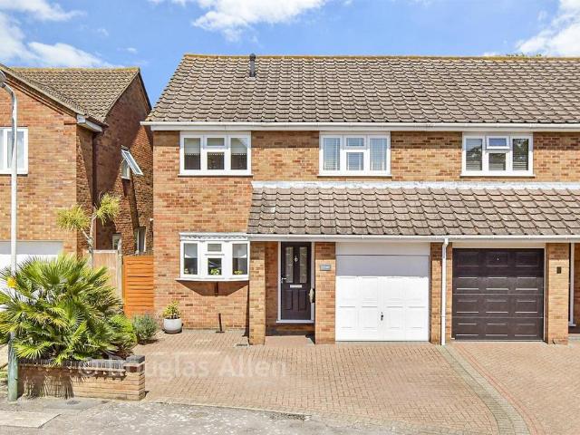 House for sale in Elm Park, Greater London