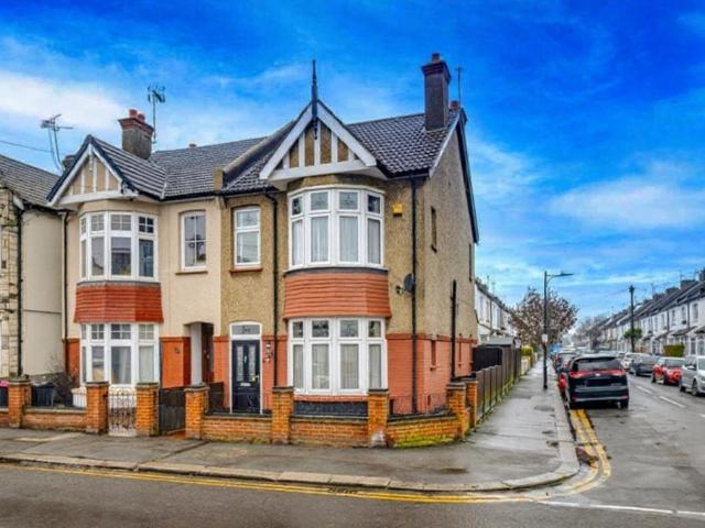 House for sale in Alton Barnes, Essex