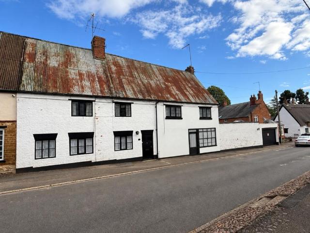 House for sale in Flore, West Northamptonshire