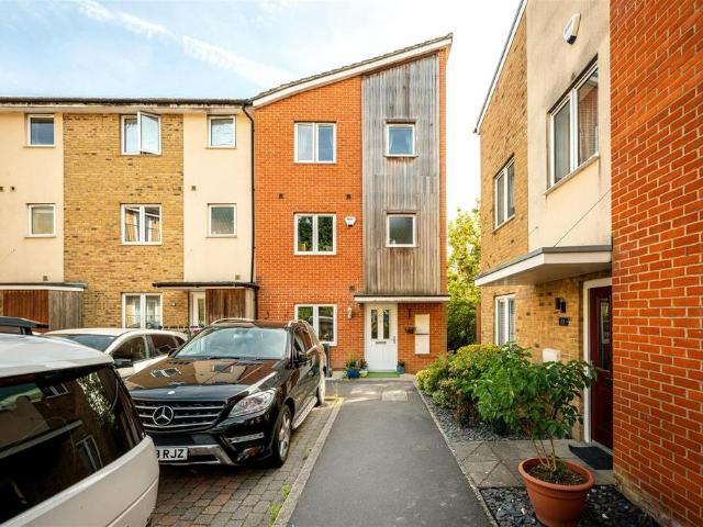 House for sale in Totteridge, Buckinghamshire