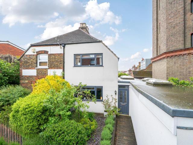 House for sale in Shooters Hill, Greater London