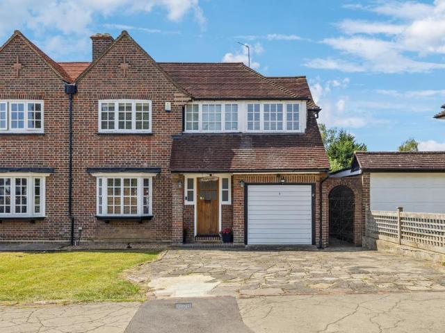 House for sale in Hatch End, Greater London