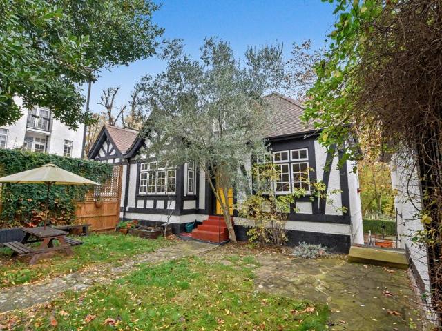 House for sale in Dartmouth Park, Greater London