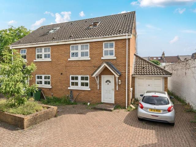 House for sale in East Greenwich, Greater London