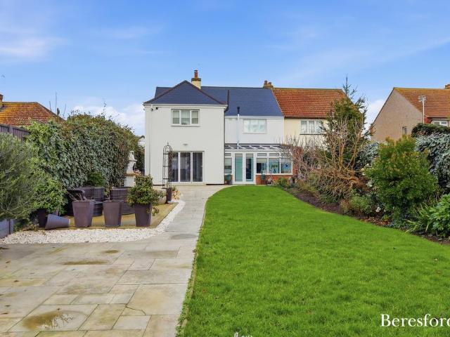 House for sale in Elm Park, Greater London