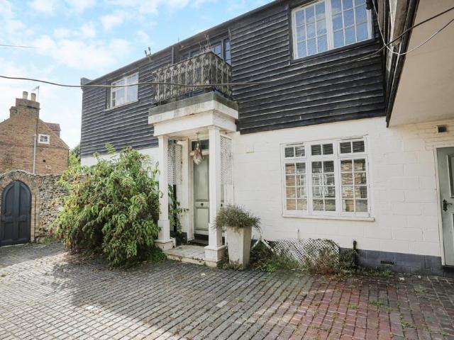 House for sale in Upton, Acol