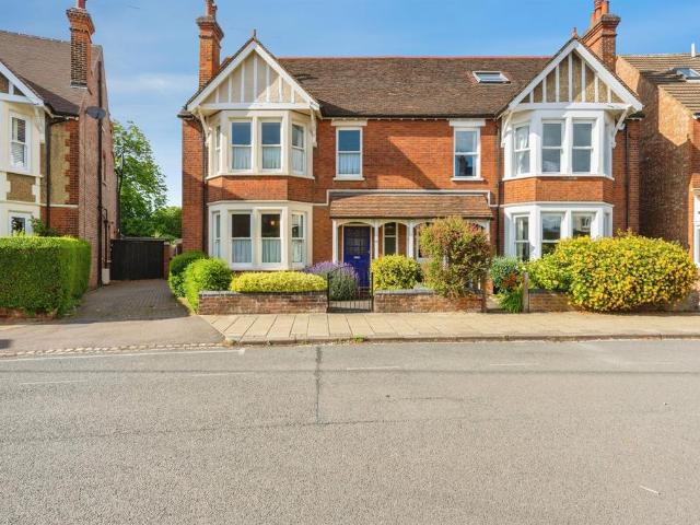 House for sale in Queens Park, Bedford