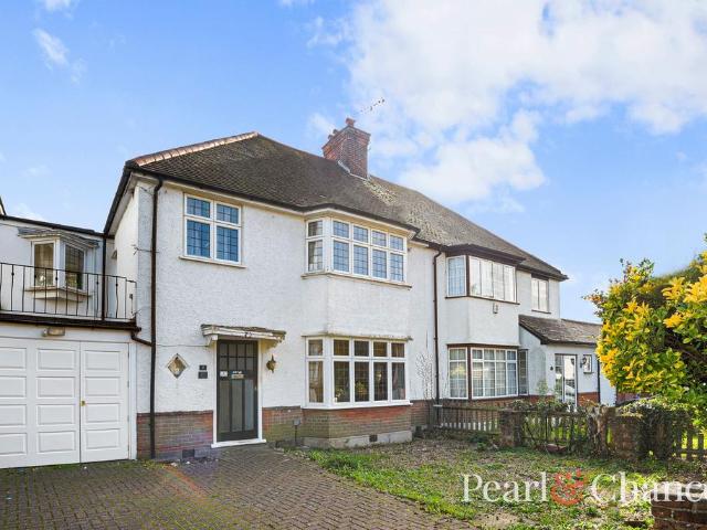 House for sale in Little Stanmore, Greater London