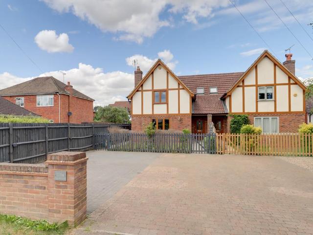 House for sale in How Wood, Five Acres