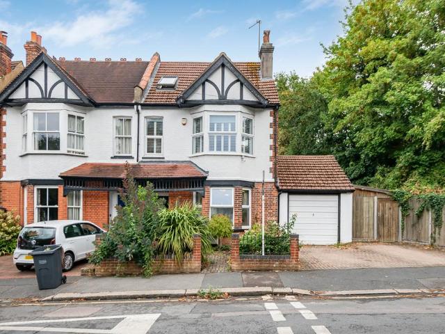House for sale in London Borough of Croydon, Sanderstead