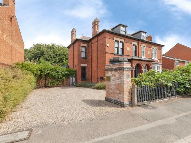 House for sale in Whetstone, Pinfold