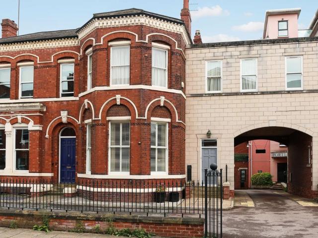 House for sale in Wrenthorpe, West Yorkshire