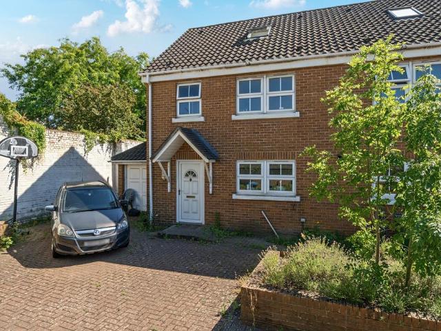 House for sale in East Greenwich, Greater London