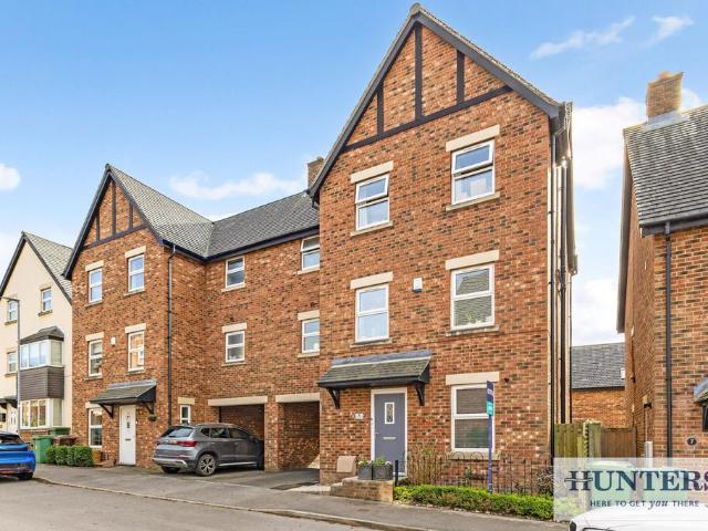 House for sale in Tranmere Park, Guiseley