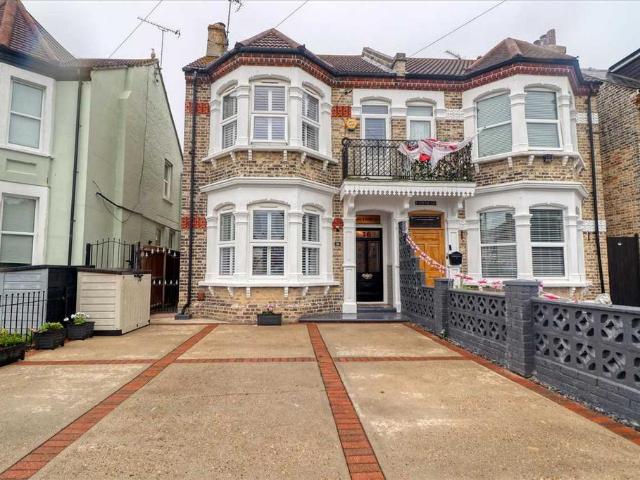 House for sale in Dale Hill, Essex