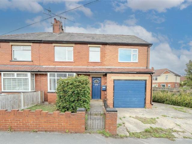 House for sale in Farsley, West Yorkshire