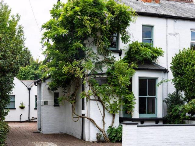 House for sale in Heol-las, Surrey