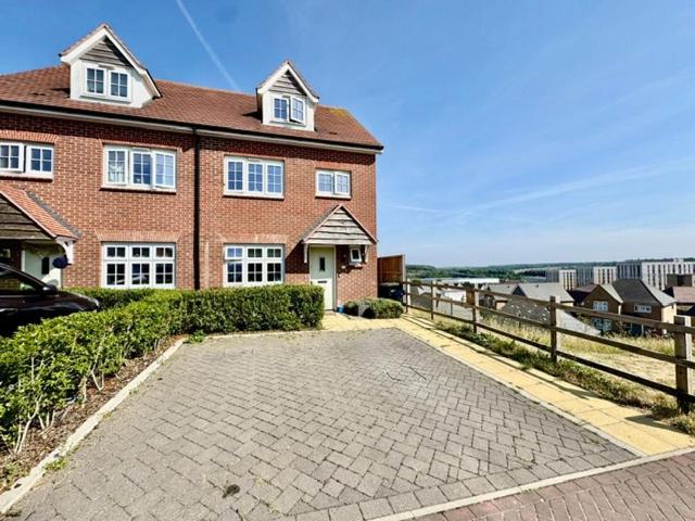 House for sale in Spring Park, Luton