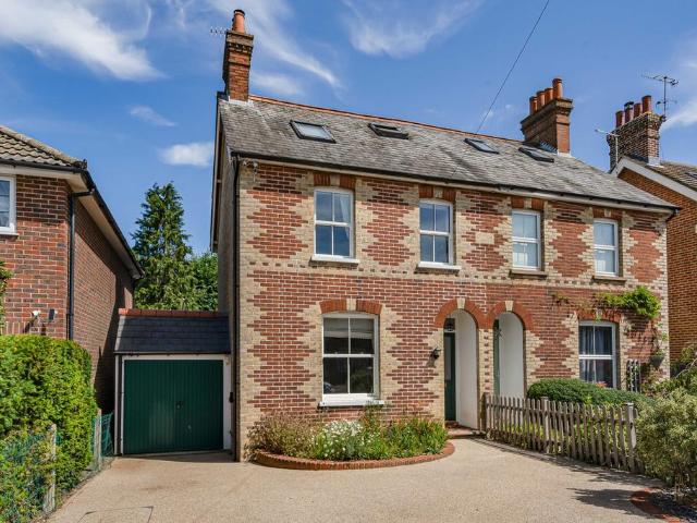 House for sale in Hillview, Surrey