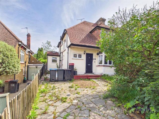 House for sale in London Borough of Croydon, Selsdon