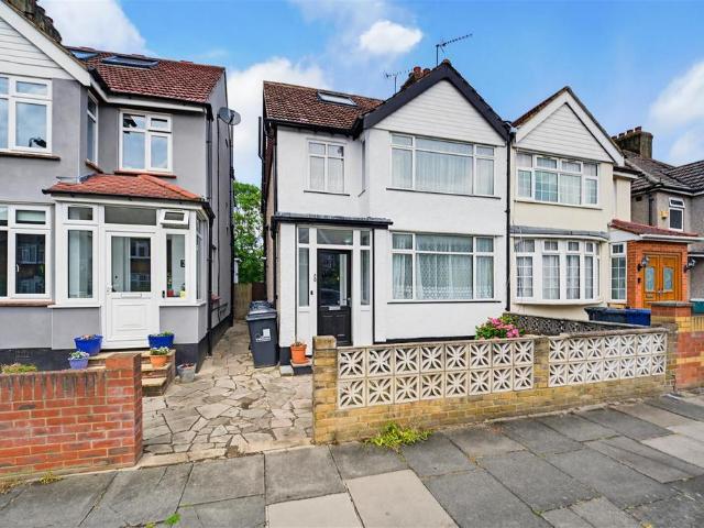 House for sale in London Borough of Ealing, Greenford