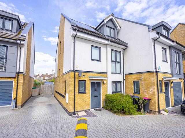 House for sale in Alton Barnes, Essex