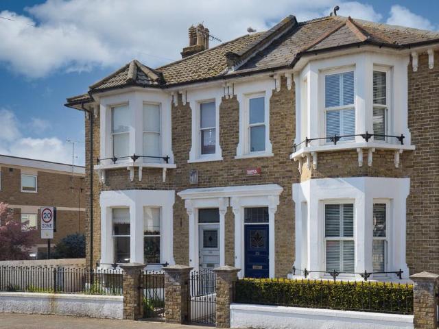 House for sale in Upton, Acol