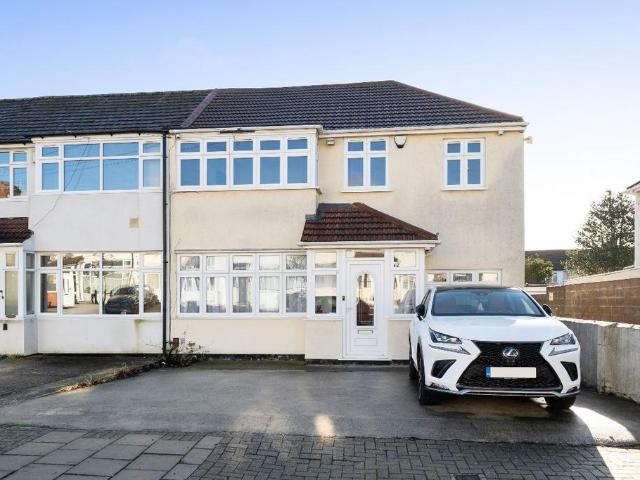 House for sale in South Stanmore, Greater London