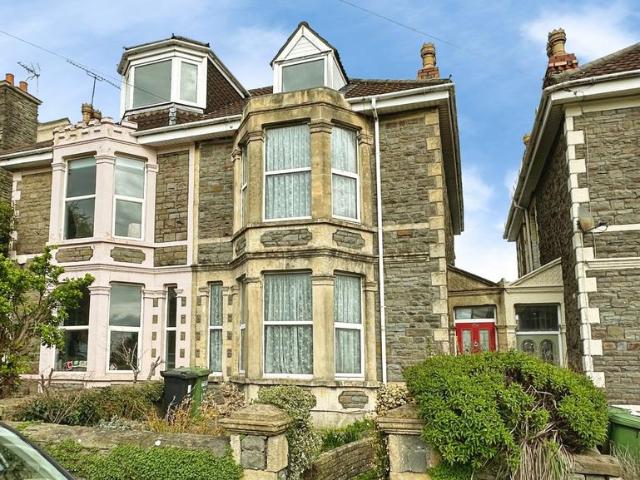 House for sale in Kingswood