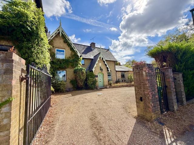 House for sale in Heol-las, Surrey