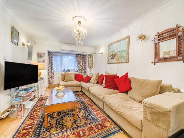 House for sale in London Borough of Ealing, Cat Hill