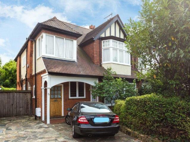 House for sale in Mill Hill, Greater London
