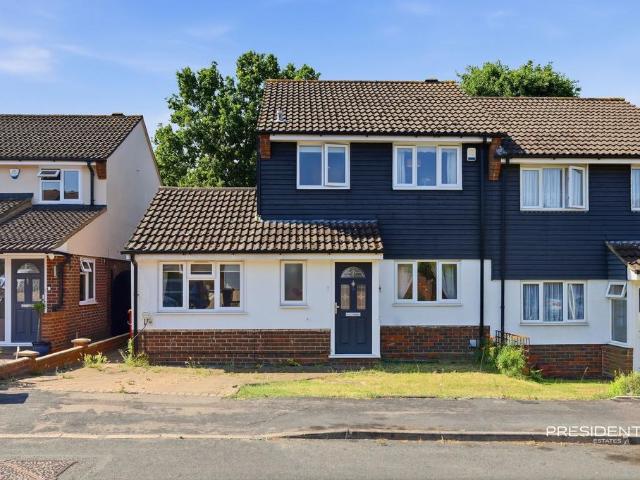 House for sale in Woodford Bridge, Greater London