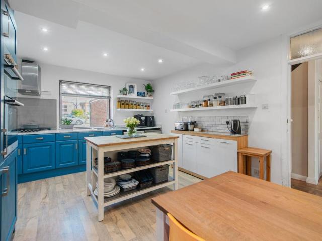 House for sale in Hillview, Surrey