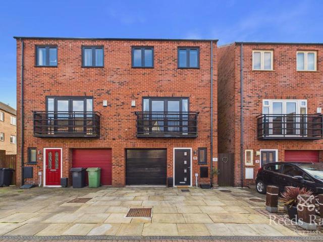 House for sale in Ledston, West Yorkshire