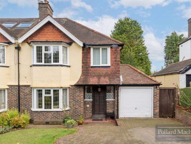 House for sale in London Borough of Croydon, Sanderstead