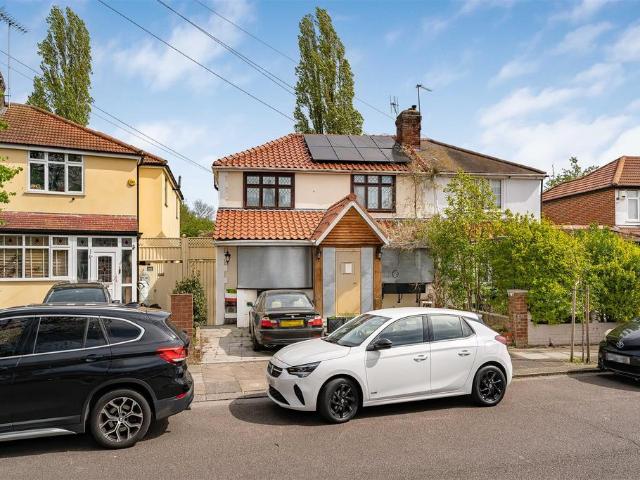 House for sale in London Borough of Ealing, Perivale