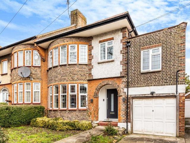 House for sale in West Finchley, Greater London