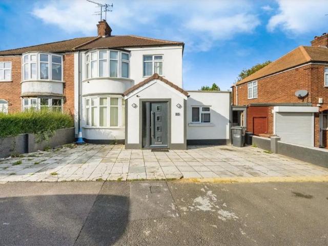 House for sale in Spring Park, Luton