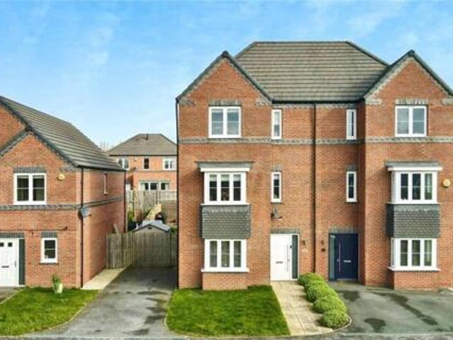 House for sale in Mapplewell, South Yorkshire