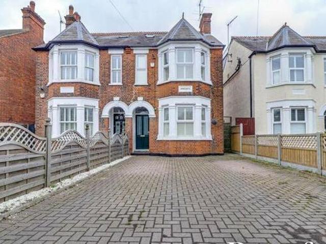 House for sale in Pilgrims' Hatch, Brentwood