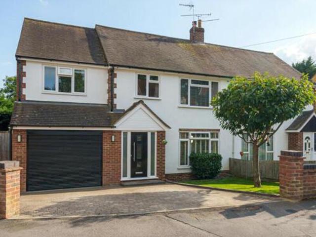 House for sale in Heol-las, Surrey